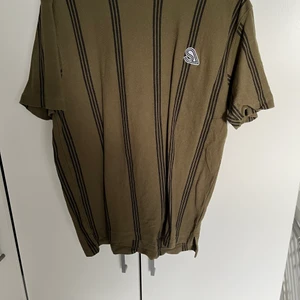 T-shirt - Supersnygg T-shirt i bra skick från lager 157! Bra skick i storlek S!