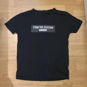 T-shirt med tryck  - Svart t-shirt med tryck från lager 157. Oanvänd. Skriv vid frågor<3
