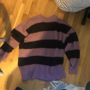 Tröja - Väldigt fin tröja som jag nu har tröttnat på är storlek xs men är som en s