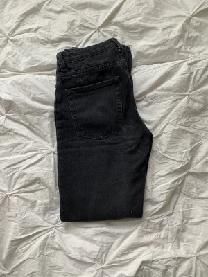 Svarta jeans  - Raka högmidjade jeans från Weekday i fint skick🤍