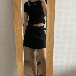 Svart kjol - Fin oanvänd svart kjol. Köpt på bikbok för något år sedan men aldrig kommit till användning💕💕💕