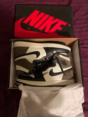 JORDAN 1 "MOCHA" HIGH  - Jordan 1 mocha använda i ny skick. Kvitto och låda kommer också självklart med ✅
