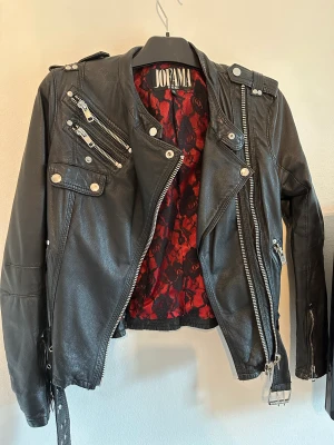 Skinnjacka från jofama by kenza  - Skinnjacka från Jofama by Kenza. Använd men fint skick