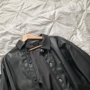 Fejk Läderjacka - Tunn fejk läderjacka i svart. Den är från PULL&BEAR, och är i nyskick. Fråga gärna om du vill ha flera bilder🌷