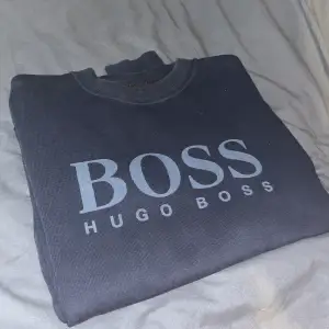 Hugo Boss sweatshirt i väldigt bra skick, säljer pga att den aldrig används Storlek M