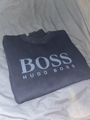 Hugo Boss sweatshirt - Hugo Boss sweatshirt i väldigt bra skick, säljer pga att den aldrig används Storlek S