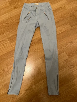 Ljusblåa jeans! - Snygga tajta ljusblåa jeans med dragkedjs detaljer! Från ginatricot i storlek XS lite stretch 