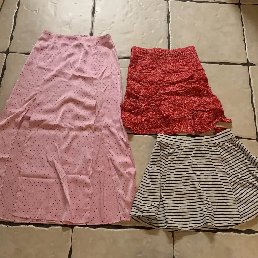 Rensar garderoben! Kjolarna kostar 30kr var men alla för 100kr Den bruna kommer från H&M samt den randiga och långa rosa. Den röda är ifrån SHEIN och den blommiga är köpt från zebra. Kjolar.