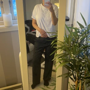 Kostymbyxor  - Nu säljer jag mina skitsnygga kostymbyxor som är low Waits då dem är lite korta på mig. Jag är 170, dem sitter superskönt och fint💞