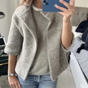 Trekvartsärmad kappa!  - Snygg trekvartsärmad kappa som passar till allt😍 