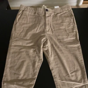 Beige cargo/chino byxor - Beige cargo/chino stil byxor från H&M, inget resorband vid fötterna
