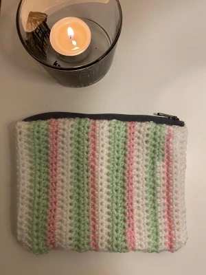 Smink/pennskrin  - Ett litet fint penn/sminkskrin som jag har virkat. Kontakta mig gärna! ❤️🌼 (Bredd: 16.5cm, längd: 12.5cm)