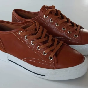 Sneakers - Helt nya sneakers endast använda en gång