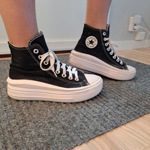 Snygga converse - Säljer dessa snygga converse skorna!😍😍😍Dem är perfekta nu till våren och är i bra skick. Nypris 950. Modellen heter chuck taylor all star. Storlek 36,5 men passar 36-37. Frakten ingår ej i priset. Kan sänka vid snabb affär.
