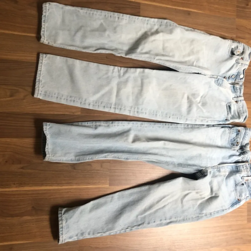Säljer mina Levis jeans ljusblå dem är 501 och W25 L28 i längd och bredd Säljer dem för 150 st båda för 250kr. Jeans & Byxor.