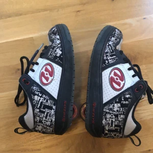 Y2k heelys  - Skor med hjul under. Köpta på sellpy och är jätteroliga!