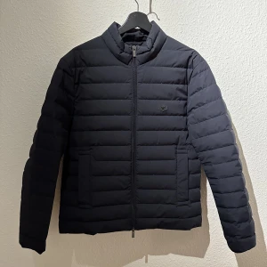 Armani dunjacka  - Armani dunjacka Stolek 50 använd 2 gånger 