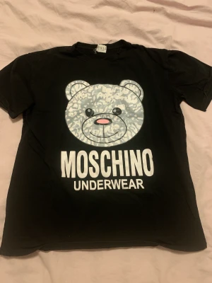 Tröja/T-shirt  - Passar bra till sommaren, inte så tjock tyg så blir inte så varm av det, väldigt skönt att har på sig den