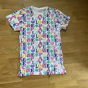 Nattlinne - Här är ett jättefint nattlinne från Nancys. Det står att den är one Suez men den passar bra på mig som brukar ha L. Det går att vika upp den för att använda som t-shirt. Den är dock lite sliten på sidan där det är slits. Skriv till mig för bild o mer info