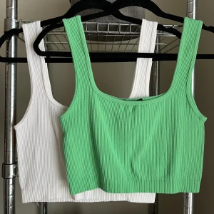 Två sköna toppar fr. ZARA - Superbekväma och mjukt tyg. Bra croppad längd. Använda endast en gång! 💚🤍 
