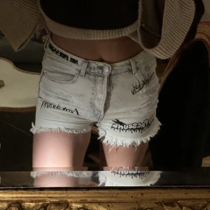 Shorts w.28 - Snygga shorts i w28. Passar även mindre om man vill ha lite oversized!