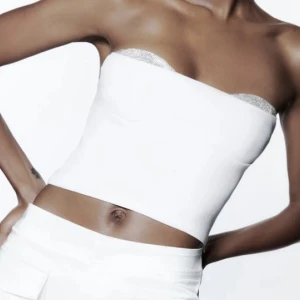 Vit/glitter topp - Supersnygg festtopp från Zara🤍🪩🪩Helt oanvänd med prislapp kvar så i nyskick! Slutsåld på hemsidan!