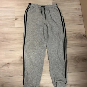 Gråa Adidas mjukisbyxor - I bra skick 