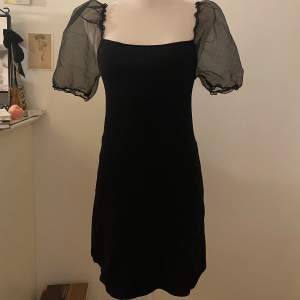Kort svart a-line klänning med puffärmar från Zara