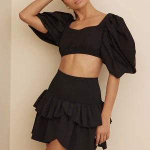 Svart kjol Nelly  - Säljer min fina kjol från Nelly för att den inte kommer till användning. Kjolen är  perfekt till sommaren, våren och hösten! 