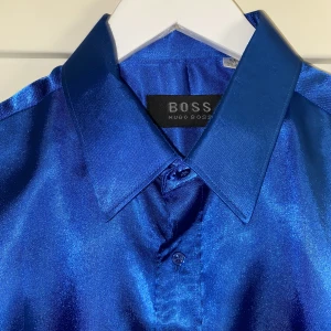 Glansig skjorta  - Glansig oversized skjorta från Hugo Boss, inköpt på second hand. 💙