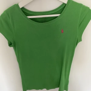 t shirt  - jättefin t shirt från ralph lauren, barnstorlek L, sitter jättefint på mig som brukar ha S, skriv för fler bilder💚