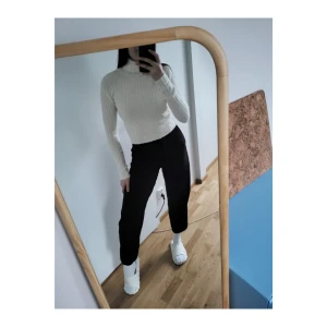 Vit polotröja från Bik Bok - Vit polotröja från Bik Bok. Tight och kroppsnära med snygg passform. Använd men i fint skick. Storlek: S men passar XS.