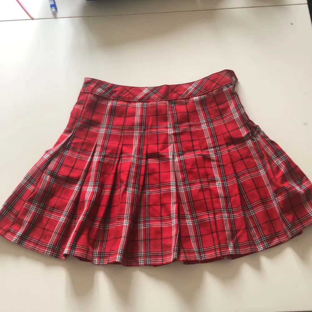 jättefin kjol men knappt använd då den har blivit för liten för mig, dragkedja och allt funkar perfekt! . Kjolar.