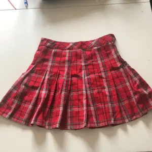 jättefin kjol men knappt använd då den har blivit för liten för mig, dragkedja och allt funkar perfekt! 