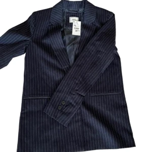 Blazer  - Oanvänd rak modell med ledig passform från Pimkie Krag med slag, samla ränder. Passpoalfickor. Storlek Xs, skriva om ni önskar flera bilder och frågor. 