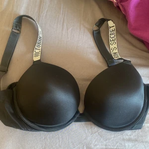 Victoria’s Secret bh - Svart Victoria’s Secret shine strap bh i storlek 70 E, använd fåtal gånger