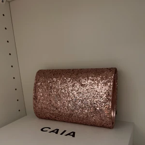 Clutch bag/ Bal väska - Perfekta bal väskan, går att ha åt olika håll, finns så att man kan sätta på kedja oxå. Nyskick!💞