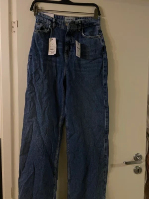 Jeans - Wide leg jeans från new look. Aldrig använda - prislapp är kvar. Storlek 36/38