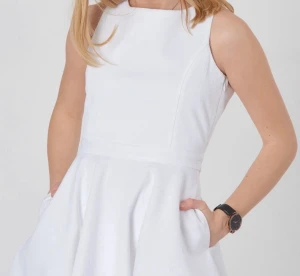 Ralph Lauren vit klänning st 16 (xs-s) - Äkta Ralph Lauren klänning. Perfekt till student eller bara världens snyggaste sommar klänning.  Använd en gång. Nypris1799:- st 16 junior men passar xs -S i dam. Min dotter är 173cm nu och den är för kort på henne. Lite grövre tyg. Fickor i sidan. 