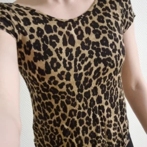 Leopardmönstrad topp - Leopardmönstrad topp. Sparsamt använd och fint skick. Säljes pga garderobsrensning.