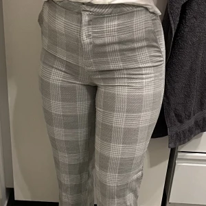 Nya kostymbyxor  - Fina nya kostymbyxor! Raka, storlek 36 med prislappen kvar! Höga i midjan 