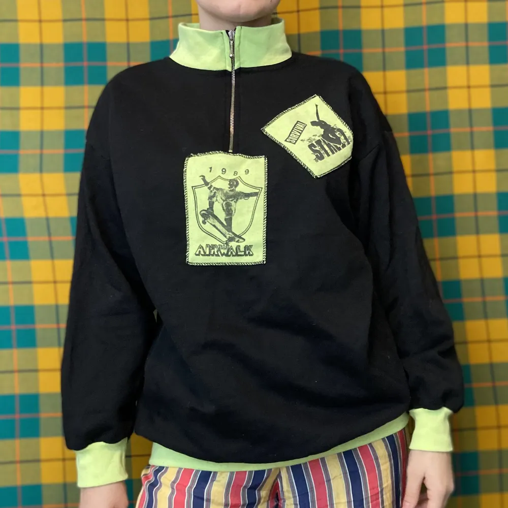 Neongrönt och svart i kombo i den här fina tröjan i storlek large med skateare på framsidan. Står år 1989 på ett av trycken. I använt skick men ändå fint med tanke på åldern. Sitter snyggt oversized på mig som brukar ha small i storlek. . Tröjor & Koftor.