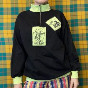 Neongrönt och svart i kombo i den här fina tröjan i storlek large med skateare på framsidan. Står år 1989 på ett av trycken. I använt skick men ändå fint med tanke på åldern. Sitter snyggt oversized på mig som brukar ha small i storlek. 