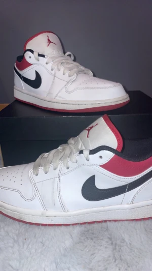 Jordan 1 low university red ” sällsynta” - Har nu intresse koll på dessa skor, säljer men har även byten, skorna är sällsynta och säljs inte mer, och även går för högt värde! ( ej gs modell) 