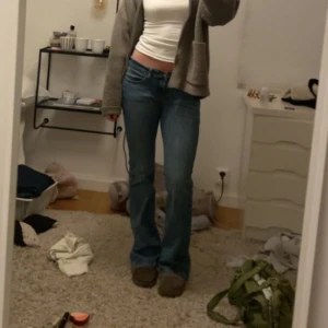 Jeans - Säljer dessa super fina jeansen från brandy Melville. Skriv för tydligare mått! 