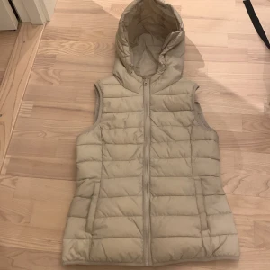 Väst - Säljer denna fina väst från Only i storlek S. Använd ett fåtal gånger💕 Nypris: 529kr. Funkar i kallare väder och skön med bra passform❤️frakt betalar köparen💕 startar budgivning om flera är intresserade!