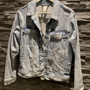 Jeansjacka - Jeansjacka från Vailent! Riktigt snygg Jeansjacka perfekt för våren! Storlek Small. Säljer den då jag växt ur den. Mycket fint skick 9/10 använd ca 10 gånger!  Nypris 600kr Hör av dig vid intresse!