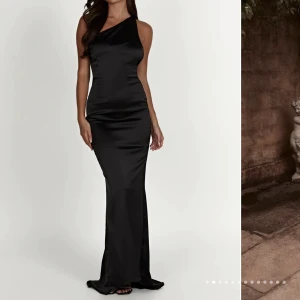 Svart klänning  - En underbar och elegant klänning  perfelt till bal och gala, klänningen är aldrig använd och är i nyskick, prislapp och förpackning är kvar på klänningen, köpte för 1500 säljer för 1000.