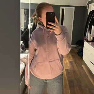 Lila hoodie - En fin, nästan oanvänd, lila hoodie i storlek M.