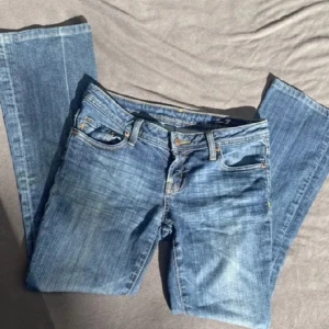 Seven bootcut lowrise jeans - Så snygga bootcut från märket Seven, köpt second hand men blev tyvärr för små. Jeansens storlek är xs-s,  midjemått: 78cm Innerbenslängd: 71cm Hör av er om ni har frågor!💓😊